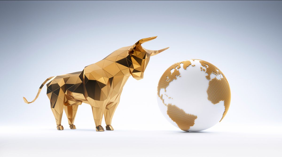 20-year comparison chart showing gold's 664% return outperforming S&P 500's 582% gain
