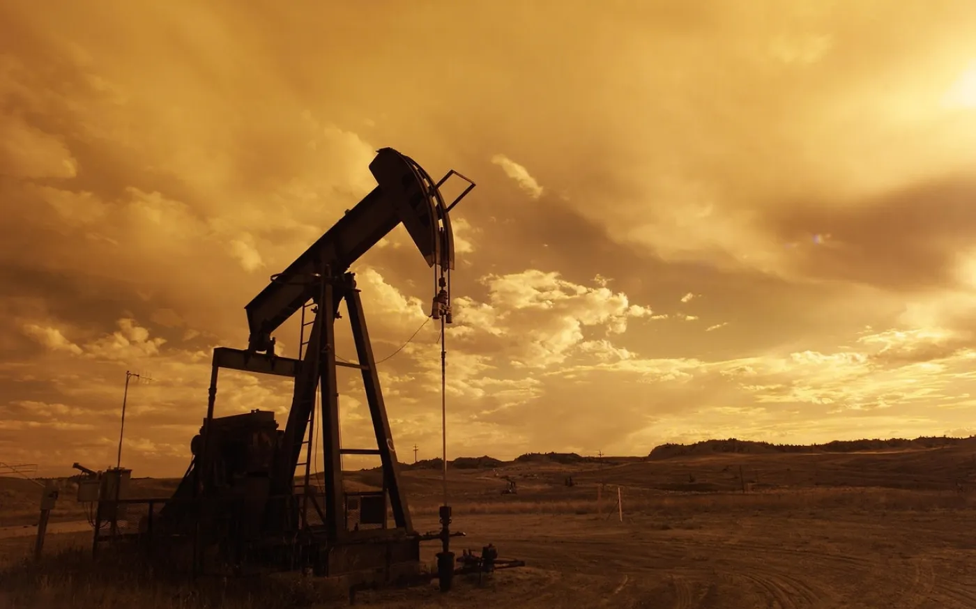 oil-pump-jack-sunset-clouds-silhouette-162568